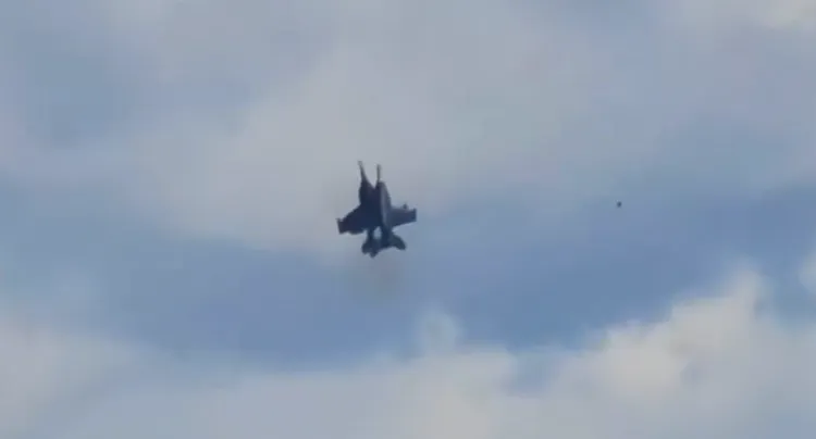 2架戰機就在空中發生碰撞。翻攝X@OSINTTechnical