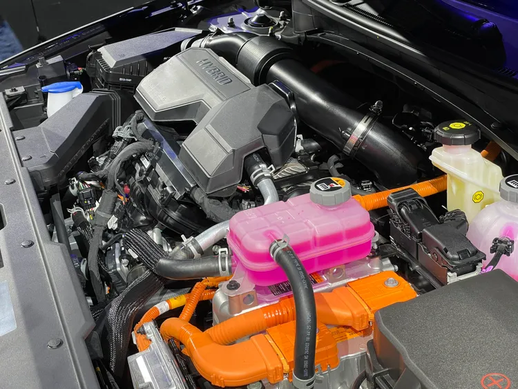 Turbo-Hybrid車型採1.6升渦輪引擎搭配電動馬達，綜效輸出達235ps，兼顧性能與節能表現。林浩昇攝