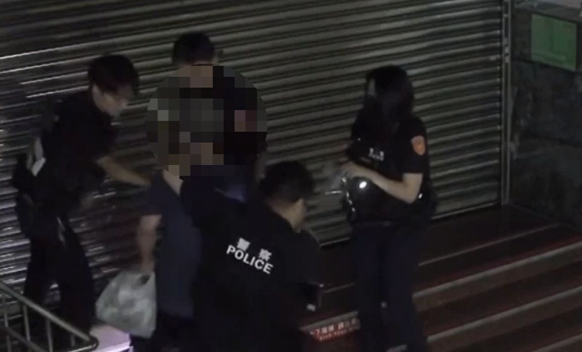 毒蟲坐「車手熱點」太可疑 警一查他攜毒...想逃跑被壓制