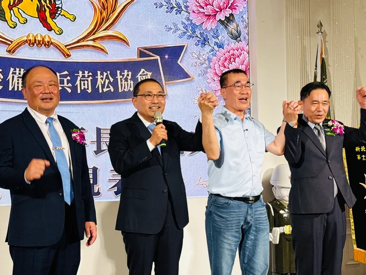 國民黨新北市長參選人李四川今（23）日與新北市長侯友宜，一同參加新北市後備憲兵荷松協會理事長交接典禮。李四川團隊提供