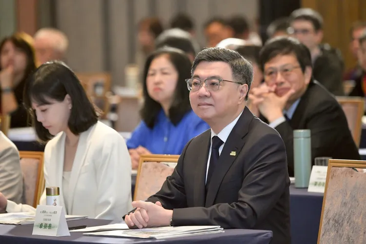 卓榮泰表示「長照十年計畫3.0」已經上路，新政策放寬了喘息服務，並提升夜間與緊急照顧的能量。卓榮泰臉書