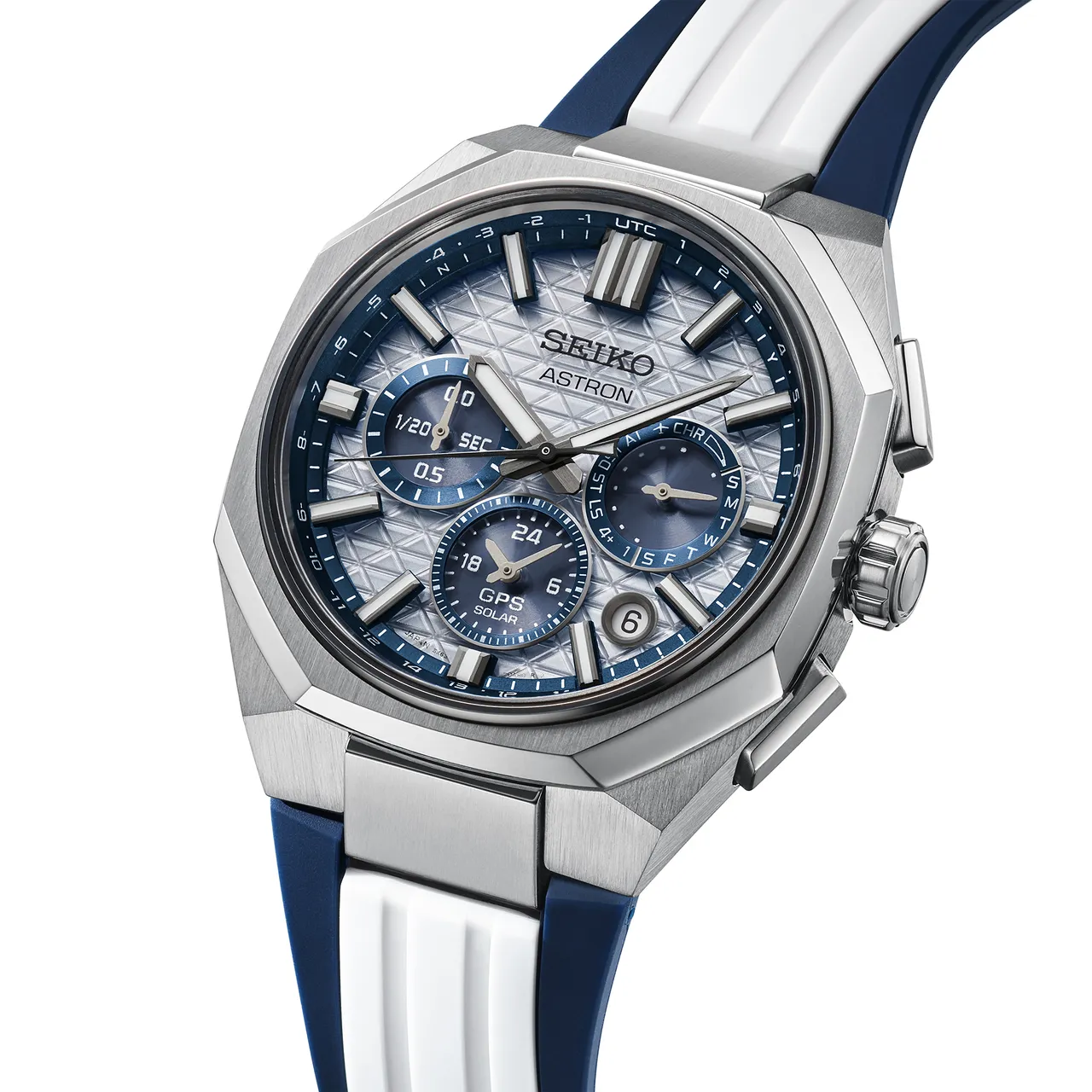 145周年限定Astron GPS太陽能腕錶，採用淺銀色主面盤搭配點綴Seiko Blue的藍色外圍刻度環與子錶盤。品牌提供