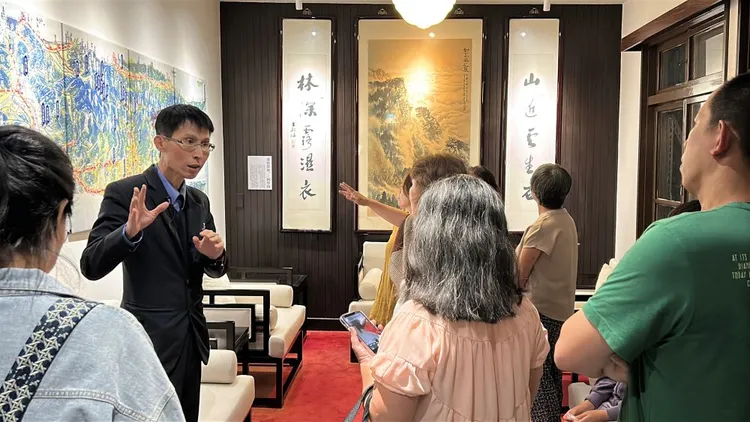 阿里山賓館以〈人文藝術×在地永續×文化保存〉為核心理念，推動阿里山賓館1913舊事所，百年林業深度導覽解說。阿里山賓館提供