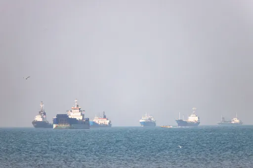 美軍：飛彈驅逐艦進波灣　兩艘商船通過荷莫茲海峽
