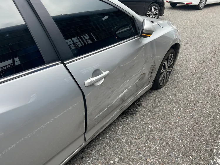 遭擦撞的車輛。翻攝畫面
