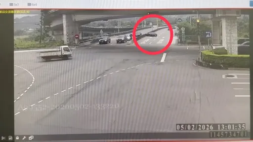 保時捷911先撞小客車又衝分隔島　駕駛逃逸！3小時到案這樣說