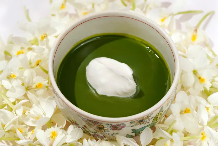 水物「蒸布丁 抹茶」以濃翠茶色襯托綿柔乳霜，為春季會席收下溫柔一筆。日勝生加賀屋提供