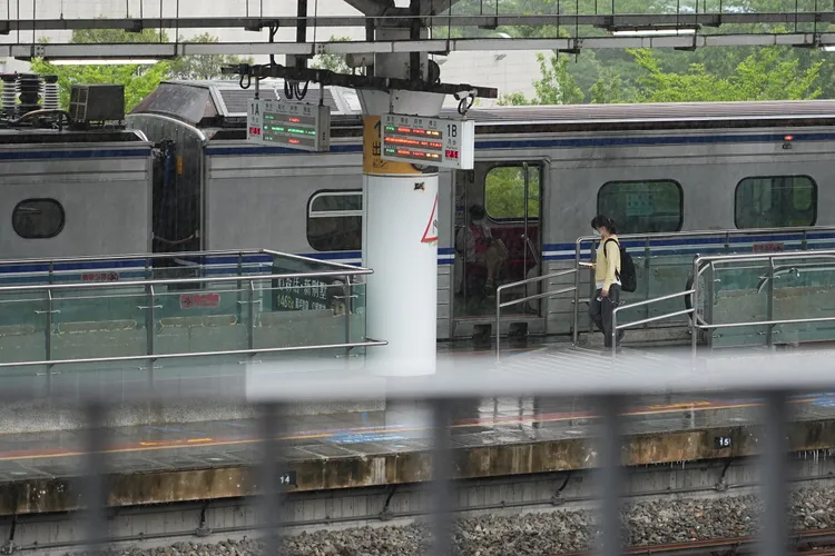 台鐵於3月27日因樹林至鶯歌間嚴重電力故障，全日共造成201班次列車誤點高達2萬分鐘。示意圖，彭欣偉攝