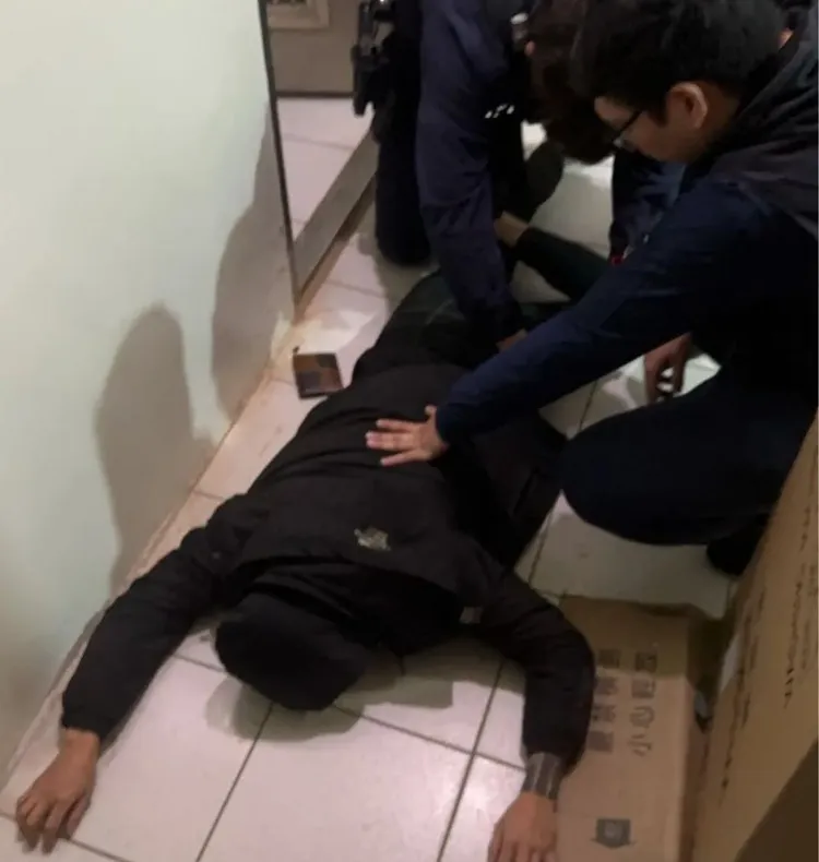 褚男被制伏。中壢警分局提供