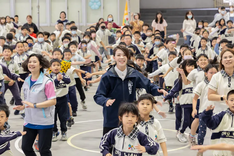 高虹安現身竹蓮國小跳健康。新竹市府提供
