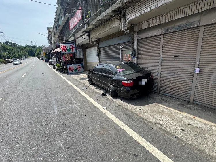 民眾停放路旁轎車慘遭波及，還好對方沒有撞進民宅。民眾提供