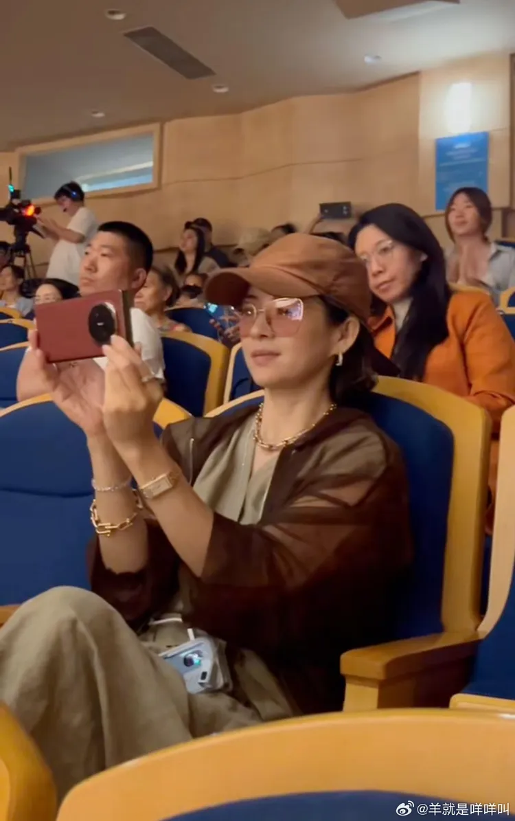 章子怡低調坐在觀眾席為女兒拍攝記錄。翻攝羊就是咩咩叫微博
