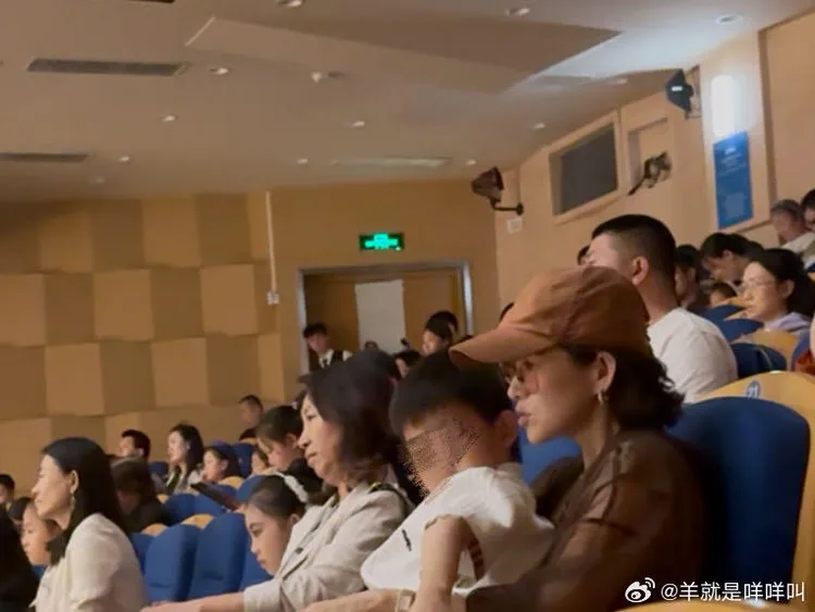 章子怡抱著兒子觀賞演奏會。翻攝羊就是咩咩叫微博
