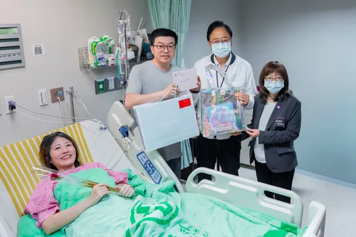 婦幼守護溫馨送暖！　張善政探視安胎孕婦致贈康乃馨