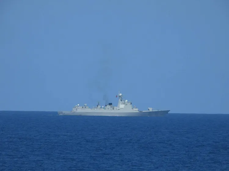 中共銀川艦（175）騷擾我西南海域，海軍蘇澳軍艦嚴密監控。國防部提供