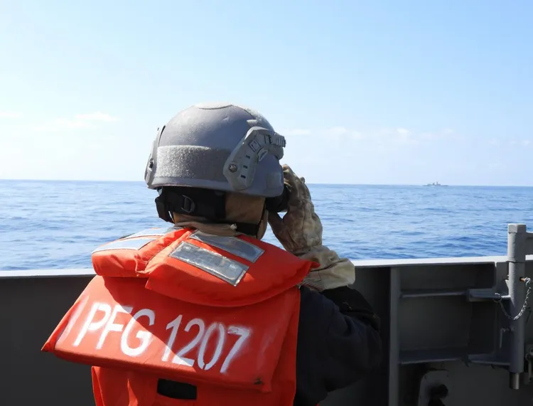 海軍武昌軍艦監控中共徐州艦（530）。國防部提供