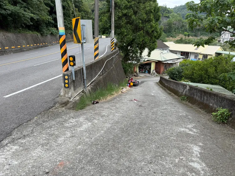 大型重機過彎時衝進路旁岔路撞到人。民眾提供