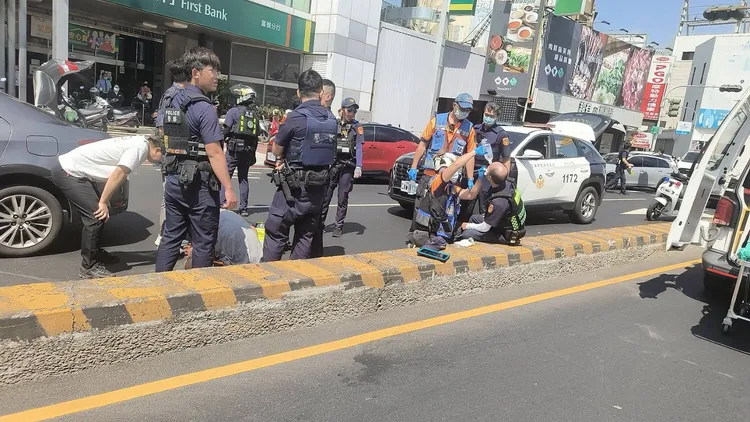 警方破窗將犯嫌拉出壓制，起出改造槍枝、毒品，4名員警遭碎玻璃割傷，並無大礙。