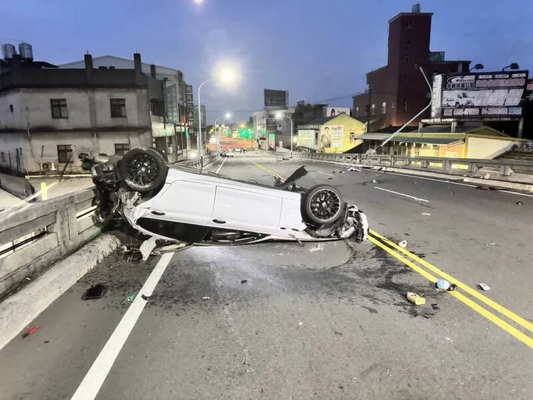 肇事BMW翻覆在中華陸橋上。民眾提供