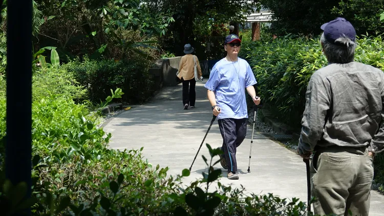 適度運動、避免菸酒及高熱量、高膽固醇飲食，有助控制脂肪肝。示意圖