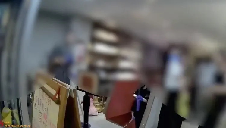 警方到場時，工作人員正在清潔打掃。翻攝畫面