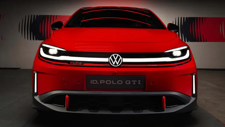 ID. Polo GTI車頭細節可看到蜂巢式進氣造型、專屬GTI徽飾與紅色元素點綴，向過去燃油世代Golf GTI致敬。原廠照片