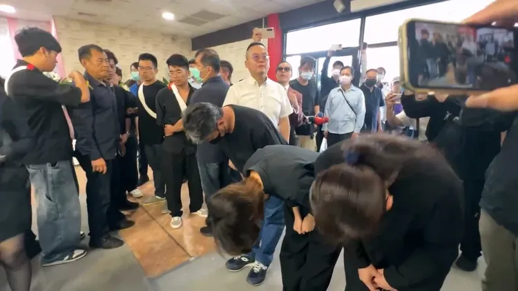 肇事者於女警鄭女告別式鞠躬致意，家屬在場冷眼目睹整個過程，現場氣氛凝重。民眾提供