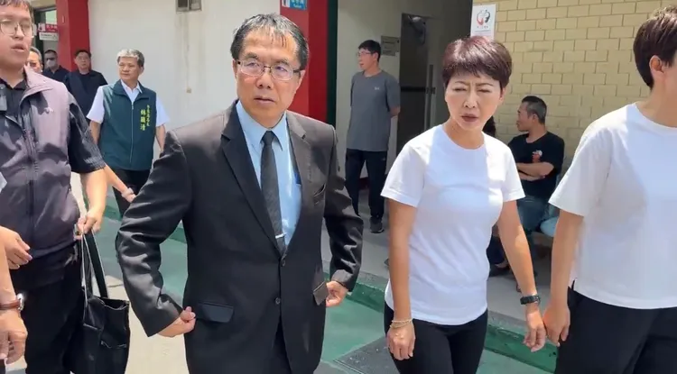 台南市長黃偉哲、立委陳亭妃等人前往市立殯儀館，到女警鄭詠心靈堂拈香致意。讀者提供