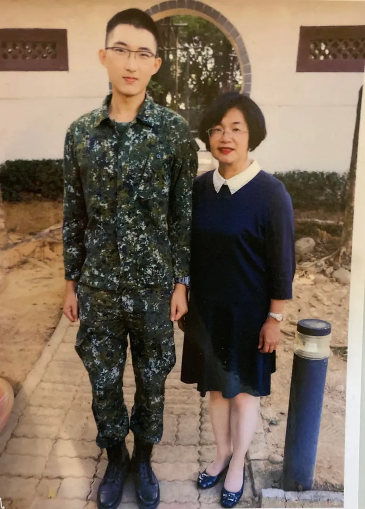 黃柏瑜2018年入伍服役，當時剛選上彰化縣長的王惠美探視役男，留下這張照片。黃柏瑜提供