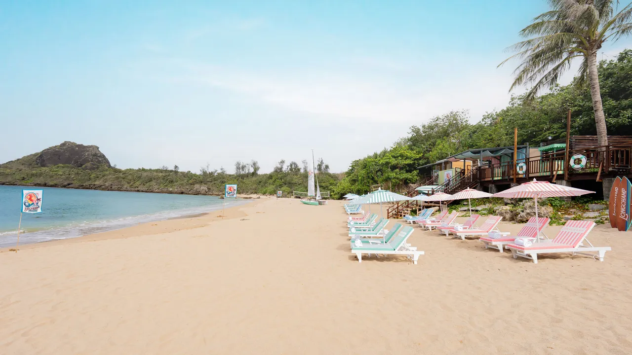 「LA PLAGE LONGCHAMP瓏驤海灘俱樂部」在墾丁小灣沙灘登場。品牌提供