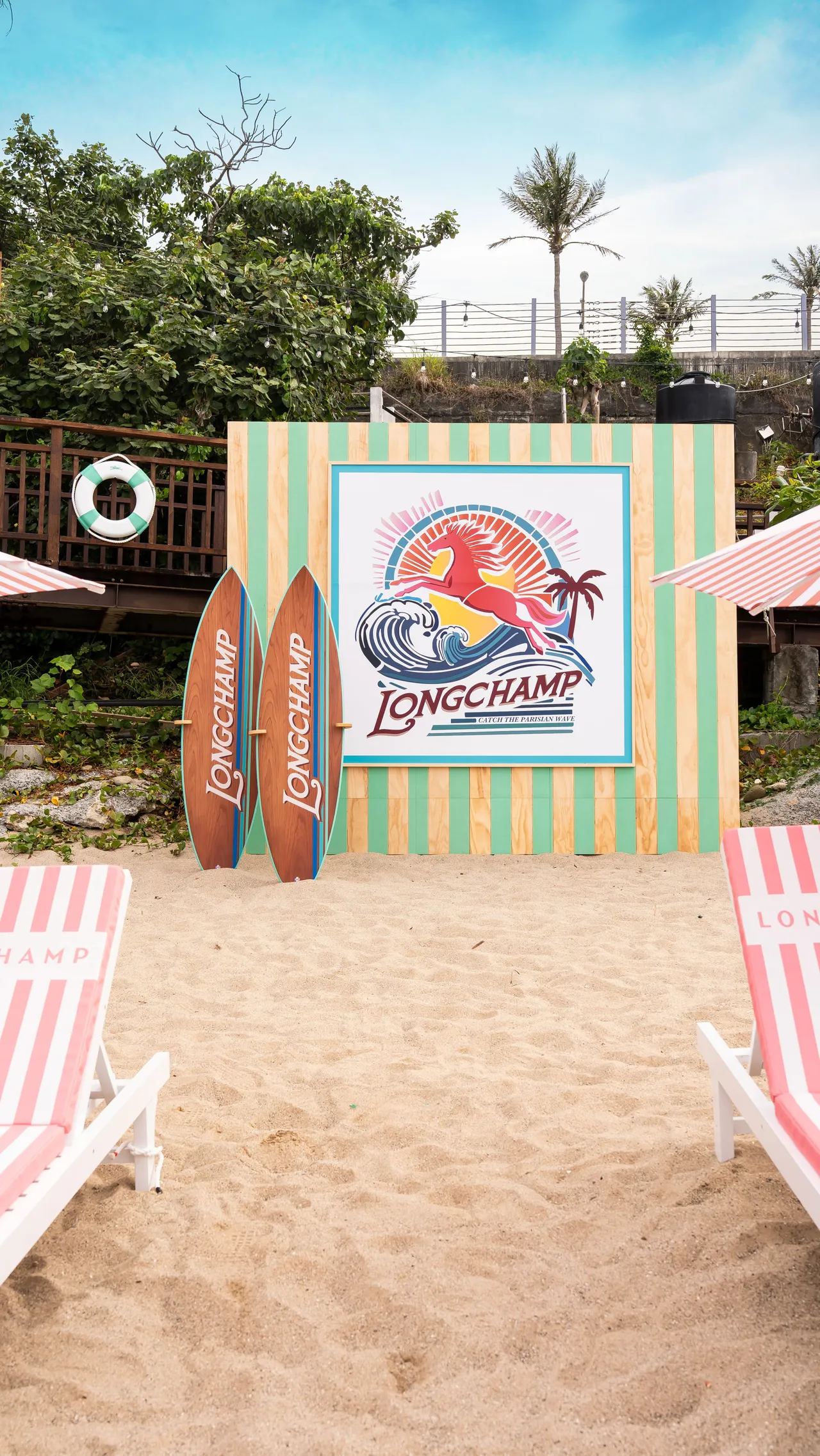 「LA PLAGE LONGCHAMP瓏驤海灘俱樂部」展示首度問世的限量木質衝浪板。品牌提供