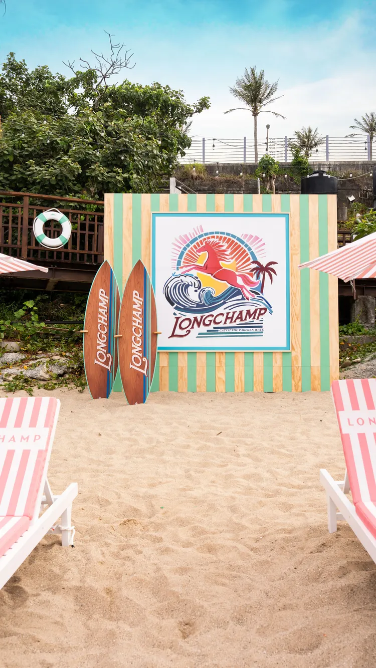 「LA PLAGE LONGCHAMP瓏驤海灘俱樂部」展示首度問世的限量木質衝浪板。品牌提供