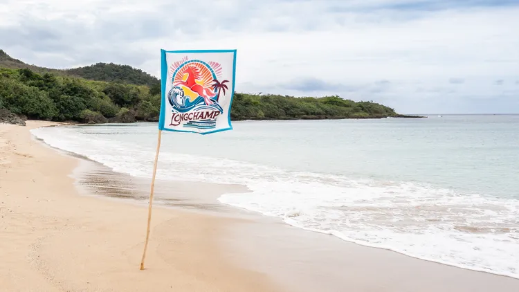 「LA PLAGE LONGCHAMP瓏驤海灘俱樂部」在墾丁小灣沙灘登場。品牌提供