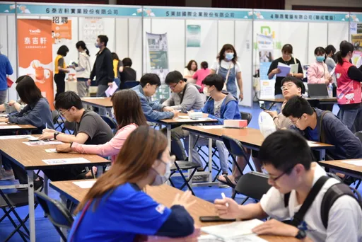 新鮮人起薪13年新高！大學33K、碩士36K　7校光環仍有效