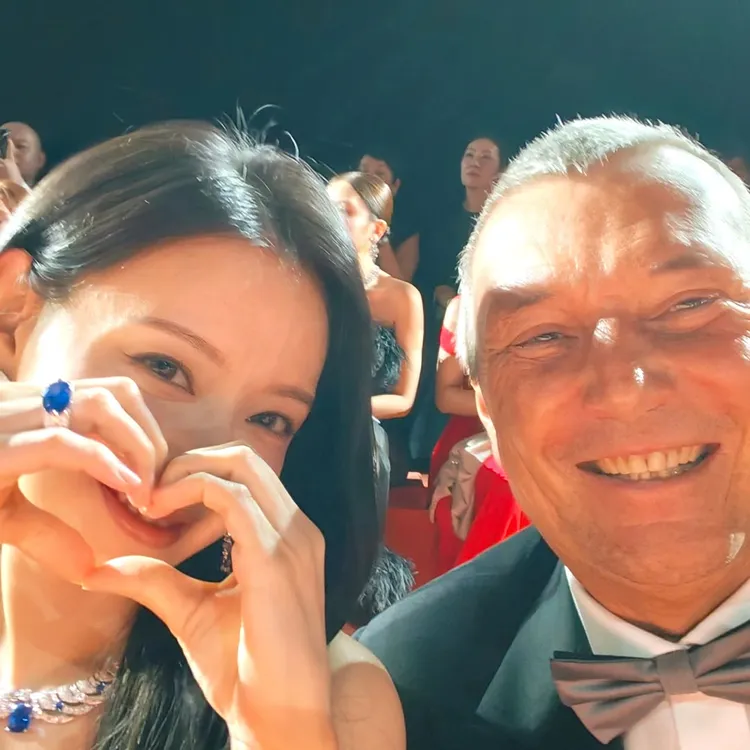 金智媛（左）俏皮比心。翻攝jc.babin IG