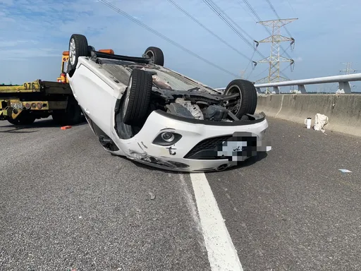 國3台中龍井路段翻車　白色馬自達「四輪朝天」釀2傷