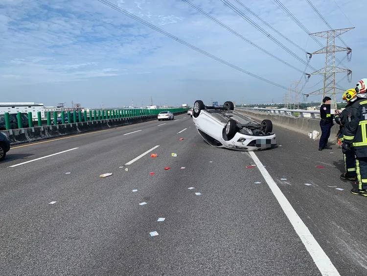 事故發生在國道3號南向台中龍井路段。民眾提供
