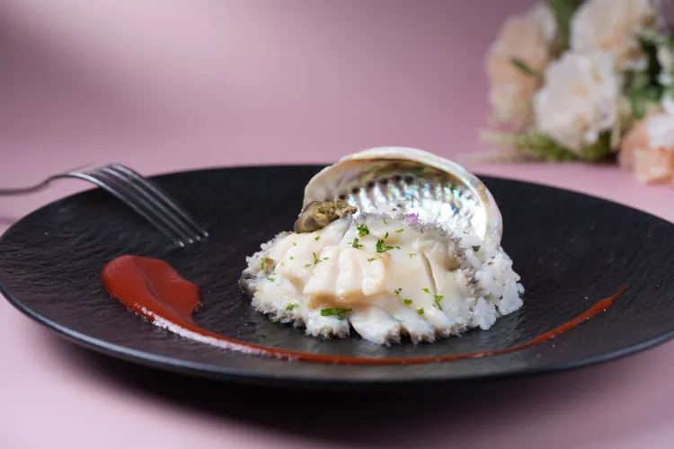 歐風館母親節限定位上料理「酒蒸鮑魚・松露燉飯」。大倉久和提供