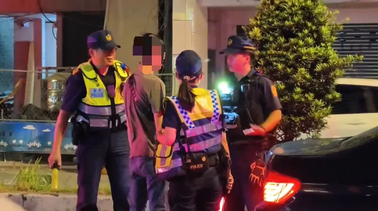 中和分局員警執行取締毒駕威力路檢勤務，進行人車分離盤查。警方提供