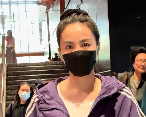 王菲綁包子頭+素顏被偷拍真實反應曝光　56歲少女感爆棚