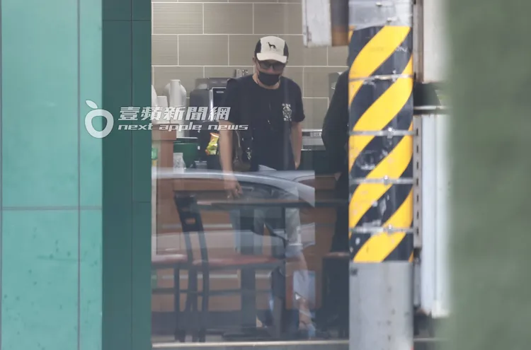 孫鵬走進美式速食連鎖店入座。特勤中心攝