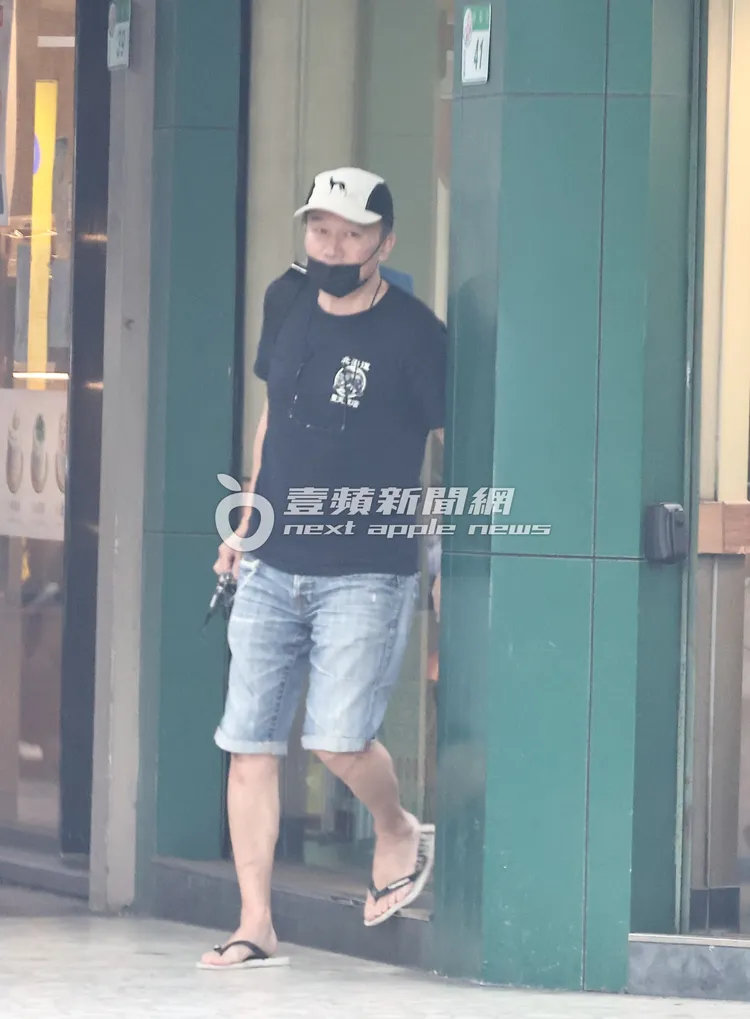 孫鵬原本已走到門口準備離開，又突然折返店內。特勤中心攝