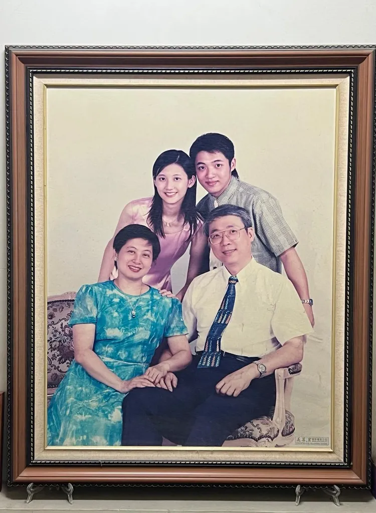 林逸欣有不同階段的全家福照。翻攝林逸欣臉書