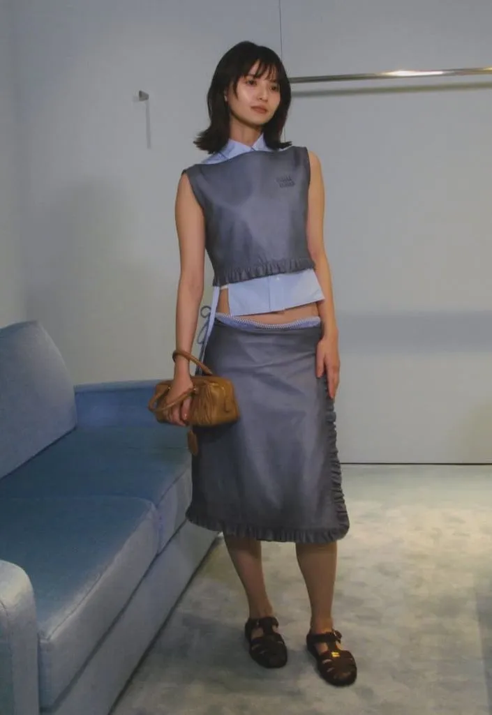 齋藤飛鳥出席Miu Miu銀座店活動，小露內褲頭令人驚豔。翻攝齋藤飛鳥IG