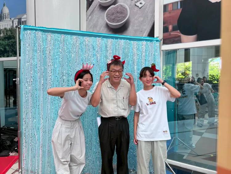 非暑期工讀生與局處代表以可愛姿勢合影，共同捕捉參與市政的歡樂時刻。市府研考會提供