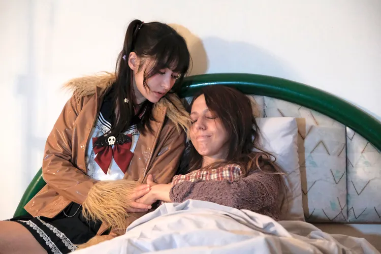 夏朧因媽媽（海兒飾演）重病，為了醫藥費跑去當檳榔西施賺錢。殺戮天使電影提供