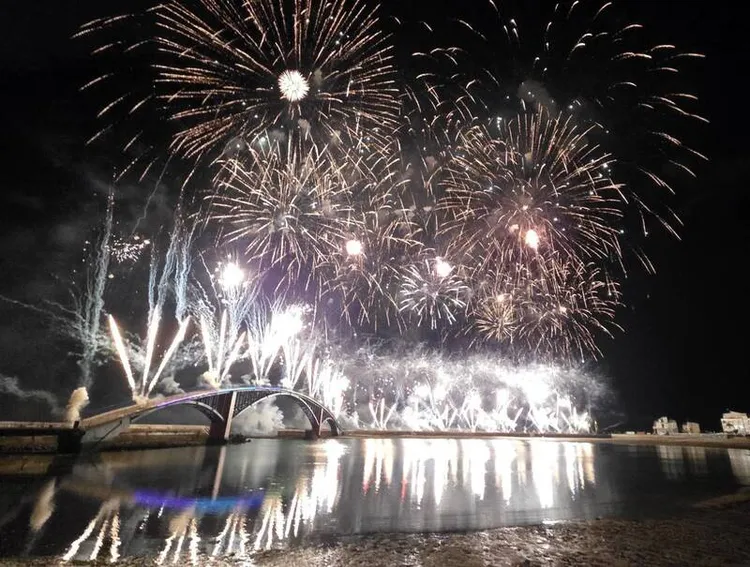 澎湖國際海上花火節7日晚間以超過7000發煙火照亮夜空。中央社