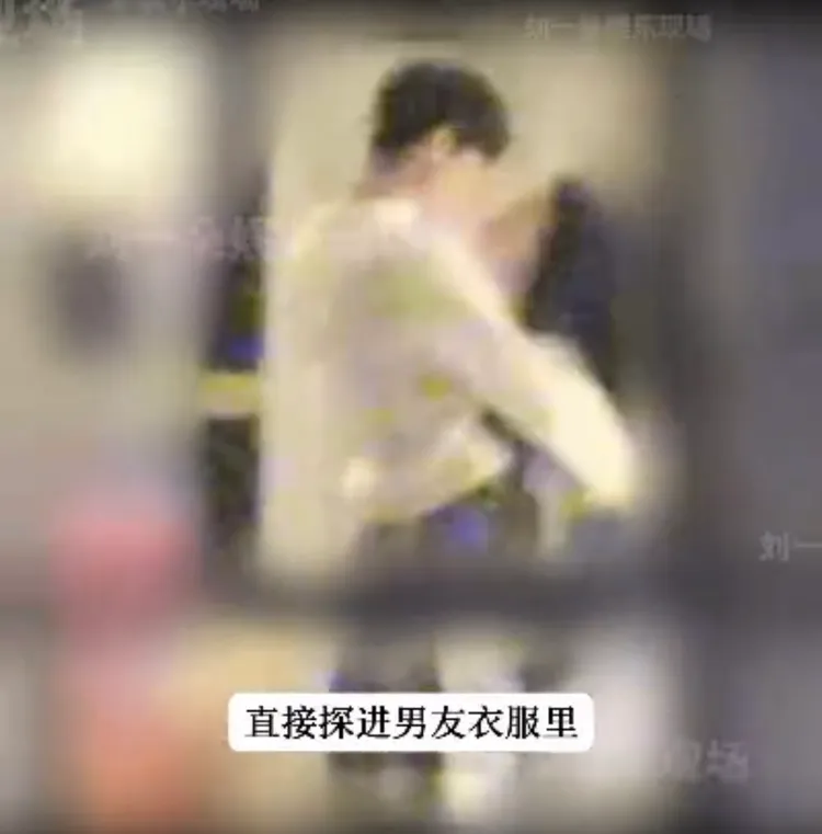 周也情不自禁手伸男友衣內撫摸。翻攝自微博
