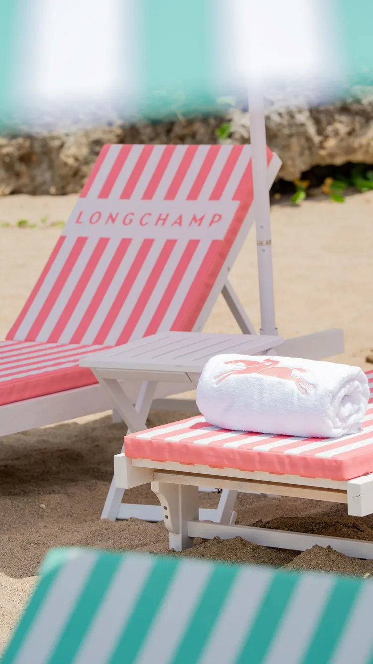 「LA PLAGE LONGCHAMP 瓏驤海灘俱樂部」以「經典奔馬」為核心視覺，搭配色彩繽紛的條紋躺椅、陽傘與海灘巾等元素，勾勒出輕鬆且富有節奏的夏日風格。墾丁凱撒提供