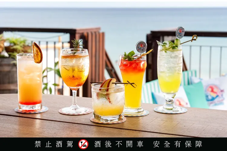 小灣酒吧期間限定菜單，從酥炸鮭魚主餐到沁涼果香飲品、風格調酒到造型冰棒，將夏日風味轉化為兼具風格與感官的餐飲體驗。墾丁凱撒提供